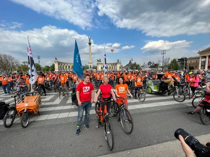 A bringás vonulást megnyitó Désirée Bonis, a Holland Királyság magyarországi nagykövete, illetve a menet a Lánchídon – Fotó: Halász Áron