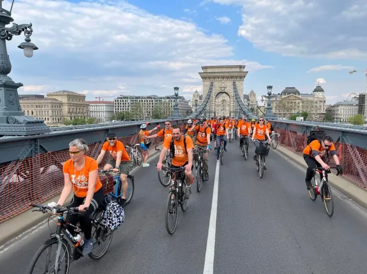 A bringás vonulást megnyitó Désirée Bonis, a Holland Királyság magyarországi nagykövete, illetve a menet a Lánchídon – Fotó: Halász Áron / Magyar Kerékpárosklub