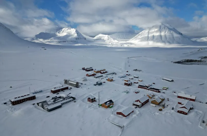 A Norvég Sarkvidéki Intézet tudósai motoros szánon hajtanak hazafelé, miközben a nap lenyugszik a Kongsfjord és a Kronebreen gleccser partján, Ny-Aalesund közelében. Házak Ny-Aalesund városában, a norvégiai Svalbard-szigeteken – Fotók: Lisi Niesner / Reuters