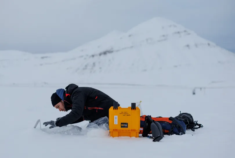 A svájci Paul Scherrer Intézet 34 éves kémikusa, Francois Burgay hómintát készül venni az algavirágzással összefüggő molekulák kimutatására. Burgay műanyag kémcsöveket tölt meg hóval, és tengeri algavirágzásból származó kémiai jeleket keres, amelyek az óceánból a légkörbe jutnak, és később a hóban rakódnak le. Ha ezeket a jeleket azonosítják, a remények szerint a tudósok képesek lesznek felhasználni őket annak megértéséhez, hogyan változtak az északi-sarkvidéki vizek a múltban, és előrevetítik, hogyan változhatnak a jövőben. A Broggerbreen-gleccserből a CNR (Olasz Nemzeti Kutatási Tanács) tudósai által kinyert jégmagban kriokonitos rétegek láthatók, amelyek baktériumok, korom és apró kőzetrészecskék kombinációjából állnak, és a havon és a gleccseren rakódnak le – Fotó: Lisi Niesner /Reuters