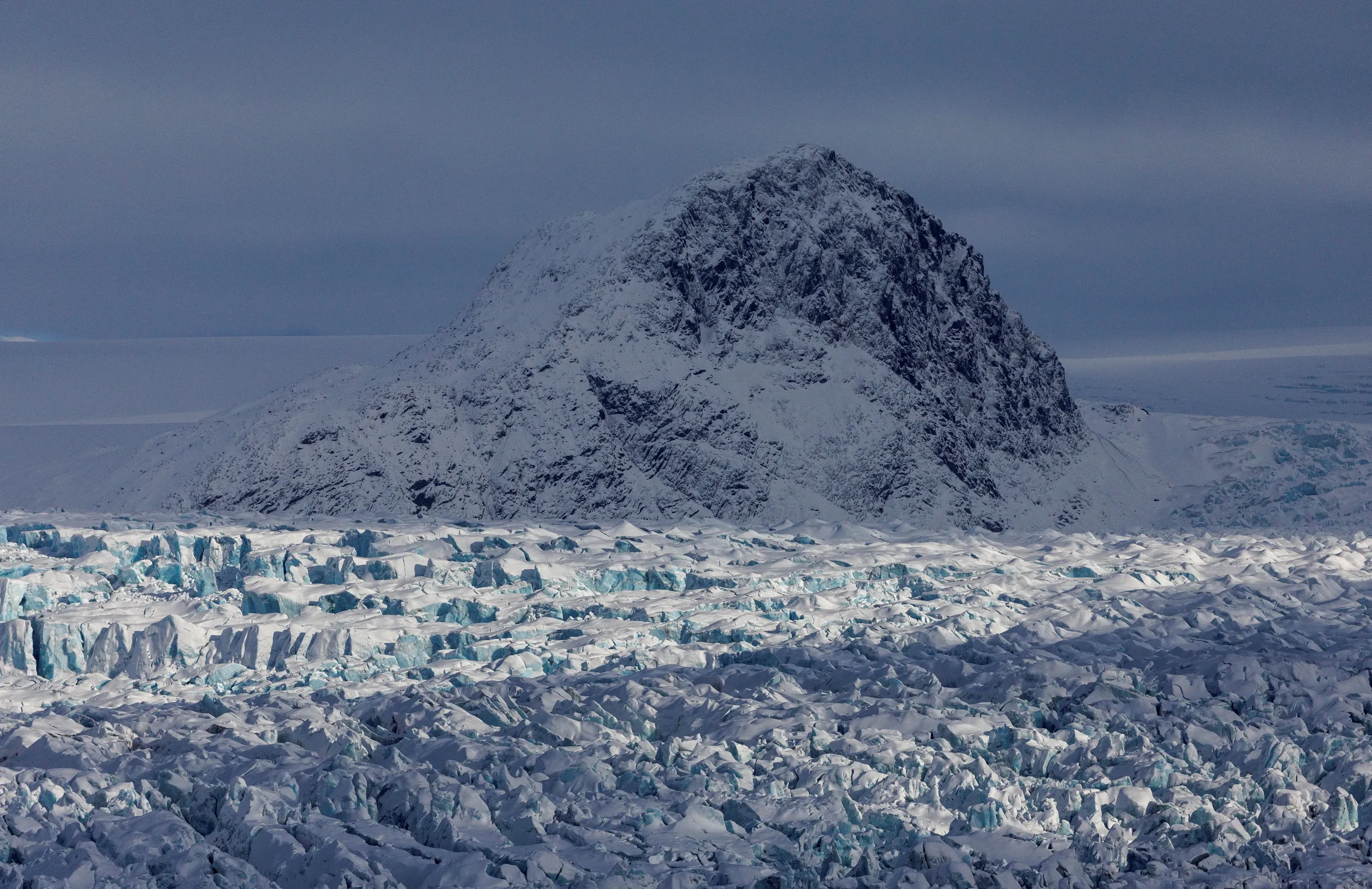A napfény tükröződik a Kongsbreen gleccser repedésein. A kutatók évtizedek óta tanulmányozzák a sarkvidéket, Ny-Aalesund időjárási feljegyzései több mint 40 évre nyúlnak vissza, de mivel a Svalbard-szigeteken a hőmérséklet akár hétszer gyorsabban emelkedik, mint a globális átlag, a tudósok munkája létfontosságúvá vált, mert ami az Északi-sarkvidéken történik, az hatással lehet a globális tengerszintre, az észak-amerikai és európai viharokra és más, az arktikus térségen messze túlmutató tényezőkre is – Fotó: Lisi Niesner /Reuters