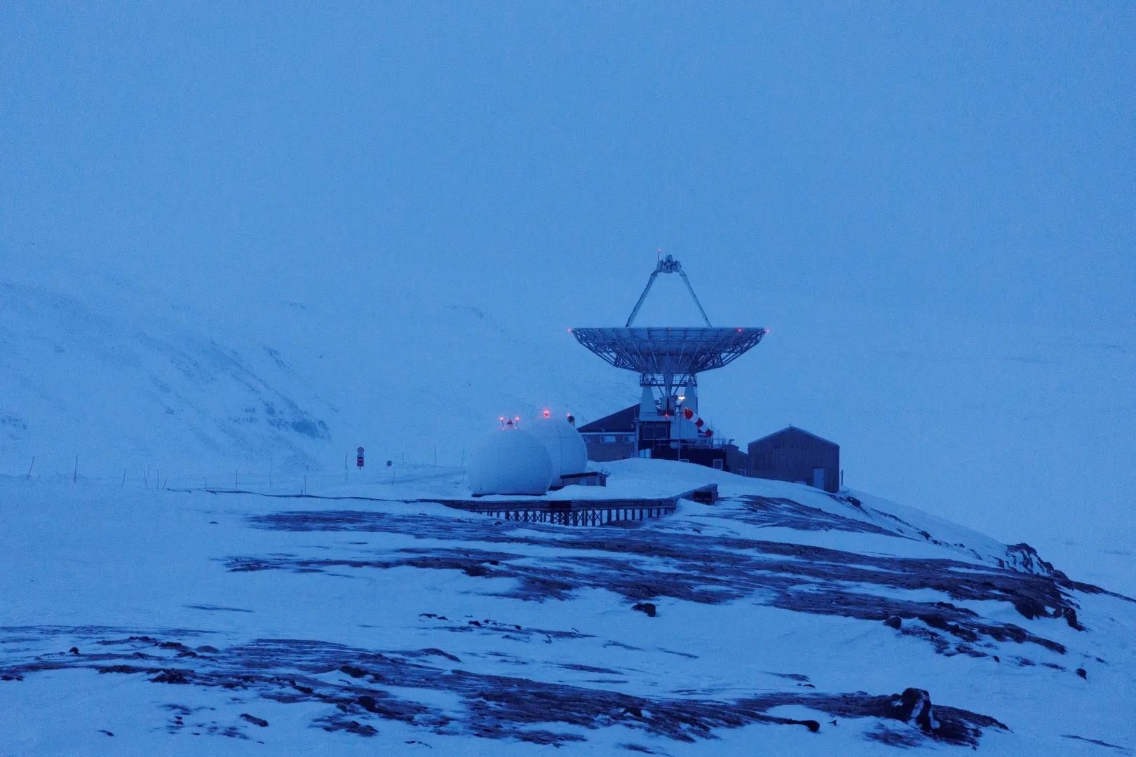 A Geodéziai Obszervatórium rádióteleszkópja a norvégiai Svalbard-szigeteken – Fotó: Lisi Niesner / Reuters