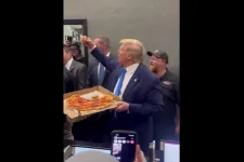 Megcsócsált pizzaszelettel kínálgatta Donald Trump a követőit