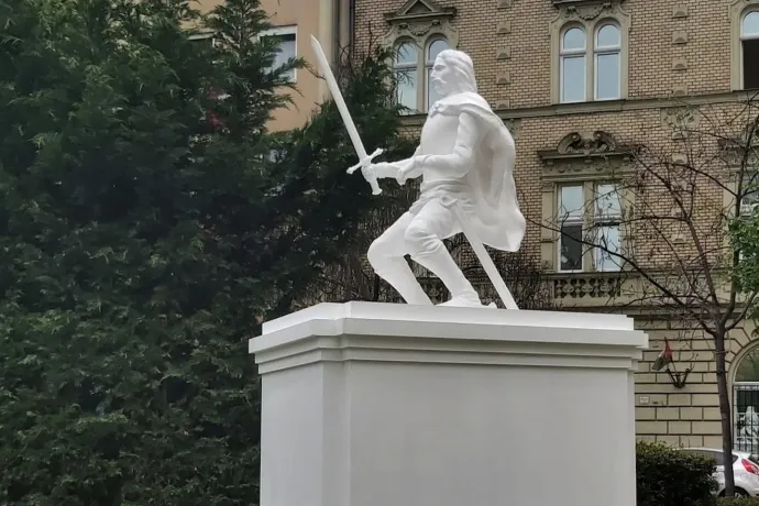 Vajon mennyi idő alatt nyeri el a köznyelvben a Fingó vitéz nevet a Ferenc téri szoborparódia?