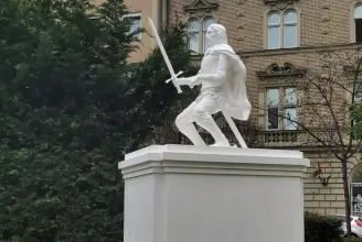 Vajon mennyi idő alatt nyeri el a köznyelvben a Fingó vitéz nevet a Ferenc téri szoborparódia?