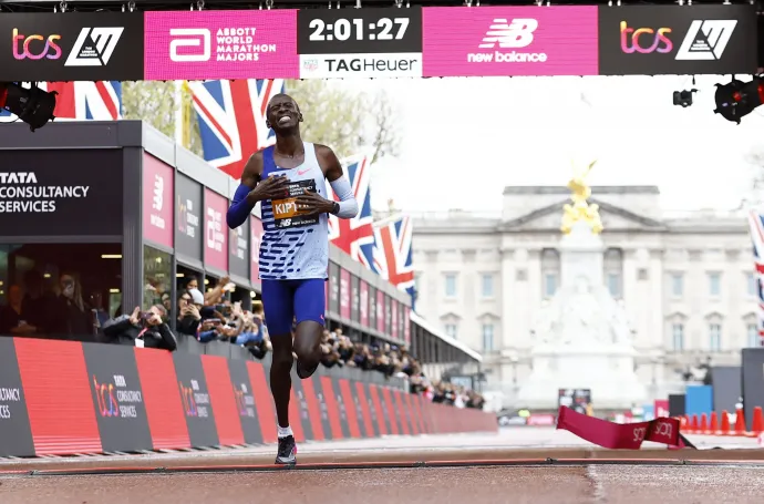 Kelvin Kiptum minden idők második legjobb idejével nyerte a London Maratont – Fotó: Andrew Boyers / Reuters