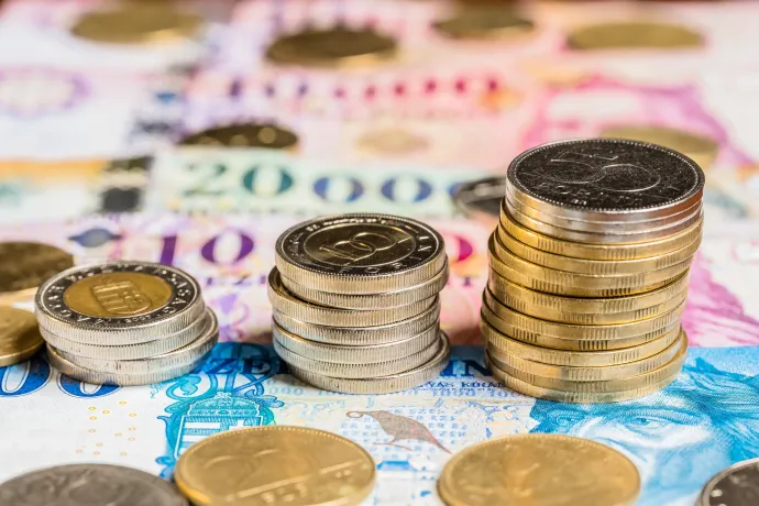 A fizikai munkások órabére 18,7%-kal, a 700 000 forint fölött kereső dolgozóké 10,5%-kal nőtt idén