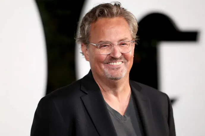 Matthew Perry kiveszi a Keanu Reeves halálát kívánó megjegyzéseket a memoárjából