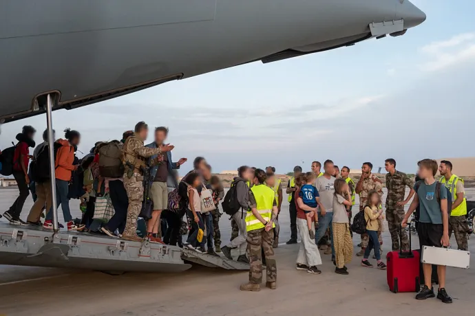 Kilenc román állampolgárt és egyikük helyi családtagját menekítették ki Szudánból