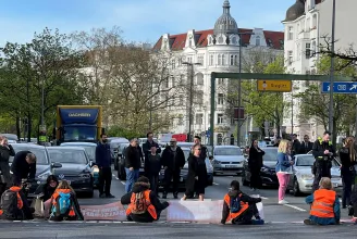 30 útszakaszt blokkoltak klímaaktivisták Berlinben, az autósok nem értékelték az akciót