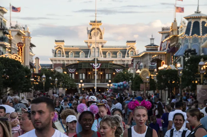 Éveken át fotózhatott be a női látogatók szoknyája alá a floridai Disney World alkalmazottja