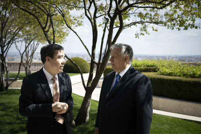 Orbán Viktor miniszterelnök és Tien Kuo-li, a China Construction Bank elnöke. A miniszterelnök a Karmelita kolostorban fogadta a bank elnökét és delegációját, 2023. április 20-án – Fotó: Fischer Zoltán / Miniszterelnöki Sajtóiroda / MTI