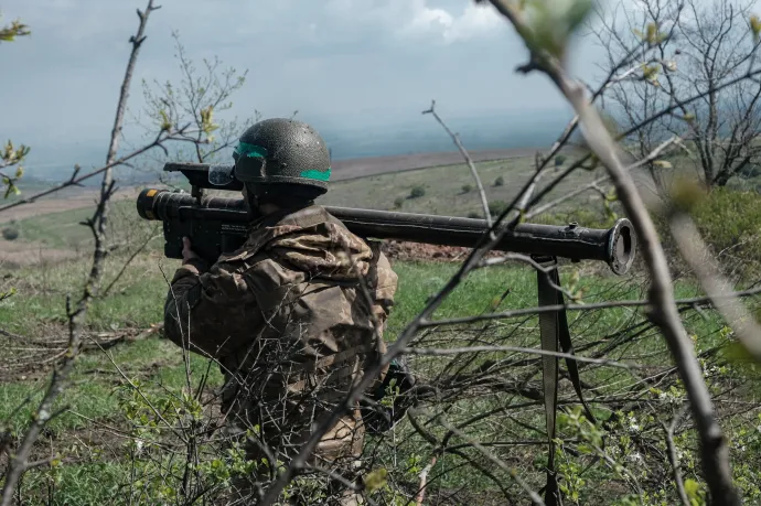 Az ukrán légelhárító egység tagja a donyecki régióban fekvő, ostromgyűrűben lévő Bahmutban 2023. április 23-án. Bahmutot az ukrán védelmi erők tartják ellenőrzésük alatt, birtoklásáért több mint hat hónapja heves harcok folynak – Fotó: Maria Senovilla / MTI / EPA 