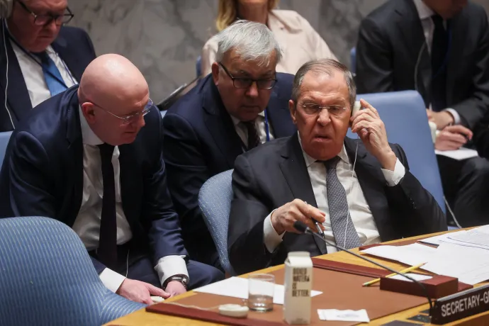Vaszilij Nebenzja orosz ENSZ-nagykövet figyeli Szergej Lavrov orosz külügyminiszter reakcióit az ENSZ Biztonsági Tanácsának ülésén, New Yorkban- Fotó: Brendan Mcdermid / Reuters 