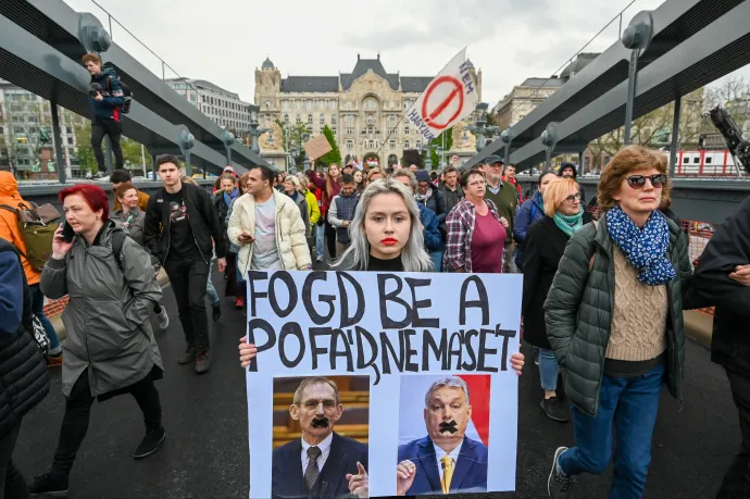 „Pintér, gyere le!” – ezres tömeg tüntetett a tanárok mellett a Belügyminisztériumnál