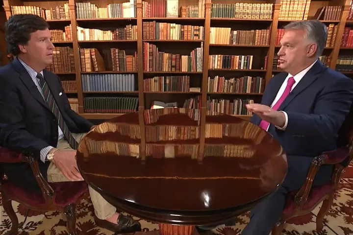 Tucker Carlson a Karmelita könyvtárában interjúzott Orbán Viktorral – Fotó: Fox News / YouTube