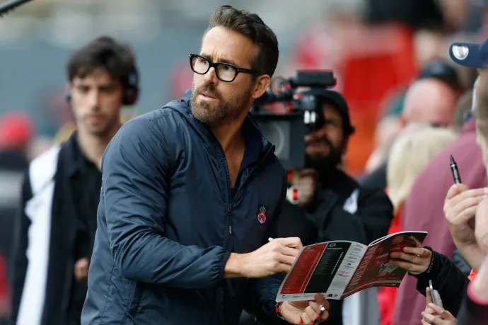 Különleges ajándékot adott Ryan Reynolds egy haldokló rajongójának