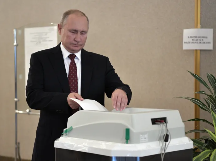 Vlagyimir Putyin orosz elnök voksol egy moszkvai szavazóhelyiségben 2019. szeptember 8-án, az orosz helyhatósági választások napján – Fotó: Alekszej Nyikolszkij/ MTI / EPA 