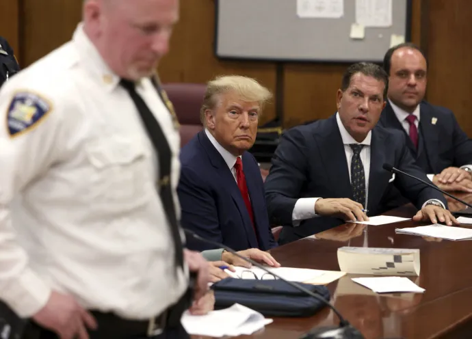 Donald Trump a manhattani büntetőbíróság tárgyalótermében – Fotó: Andrew Kelly / Pool / Reuters