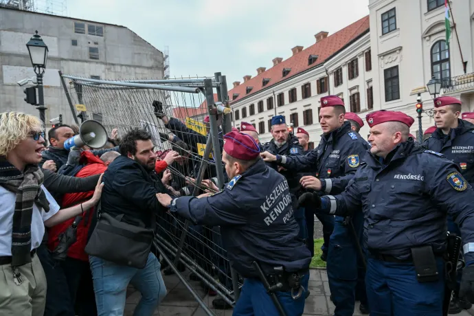 A TASZ szerint indokolatlanul használtak könnygázt a Karmelitánál, a rendőrség állítja: csak az agresszív tüntetőket fújták le