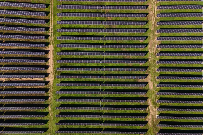 Kínai céghez került az egyik legnagyobb magyarországi napelempark