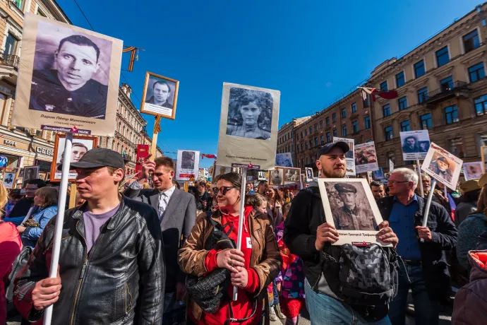 Az idén elmaradó Halhatatlanok Ezredének menete 2022-ben Szentpéterváron, a Nyevszkij proszpekten Fotó: Eduardo Fuster /EducationImages / Universal Images Group via Getty Images