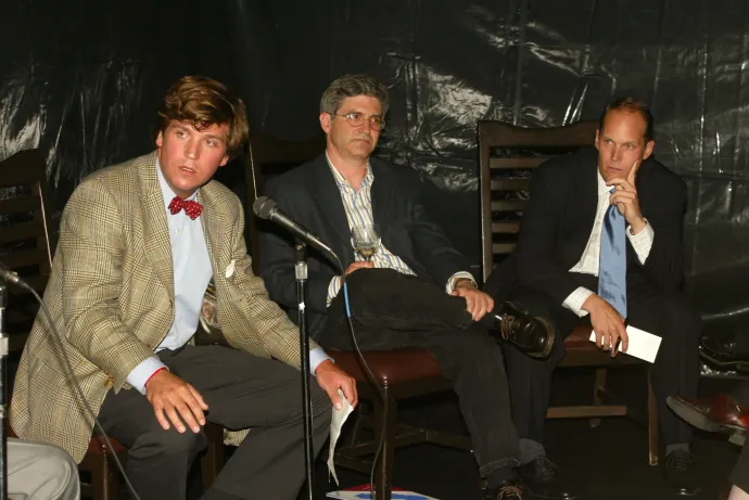 Tucker Carlson (barról), Michael Isikoff és Charles Koones a The Creative Coalitions A sajtó szabadsága háború idején című panelbeszélgetésén Beverly Hillsben 2002. június 20-án – Fotó: Kevin Winter / ImageDirect / Getty Images