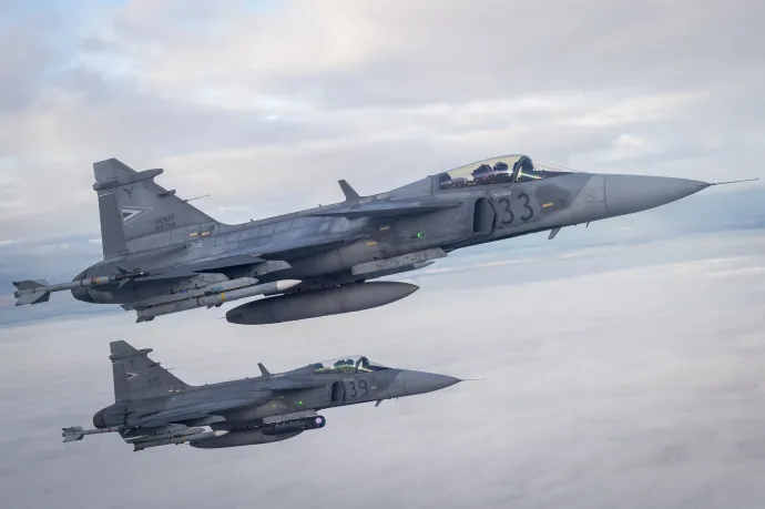 A Magyar Honvédség JAS 39 Gripen típusú vadászrepülőgépei gyakorló elfogást hajtanak végre Litvánia légterében 2022. szeptember 21-én – Fotó: Ujvári Sándor / MTI