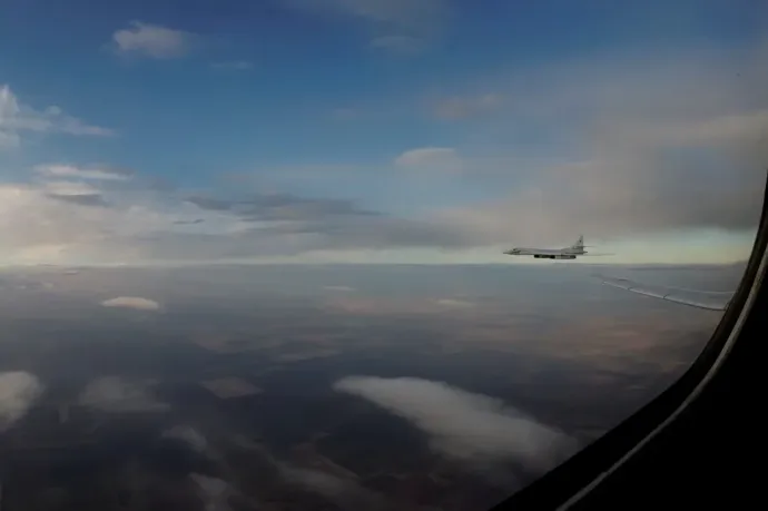 14 órán át repült két orosz Tu-160-as bombázó a Barents-tenger és a Norvég-tenger felett