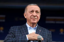 Élő adásban lett rosszul Erdoğan török elnök, lemondta a szerdai kampányrendezvényeit