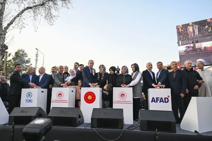 Recep Tayyip Erdoğan a földrengésben megsemmisült házak újjáépítésének alapkőletételi ünnepségén Adiyamanban 2023. március 27-én – Fotó: Emin Sansar / Anadolu Agency / AFP