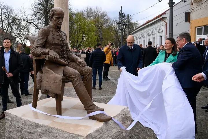 A Kölcsey-szobor eltávolítására szólították fel a nagykárolyi polgármesteri hivatalt