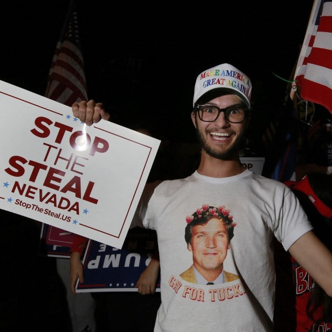 Miért lett ekkora visszhangja a korábban Orbán-interjút is készítő Tucker Carlson kirúgásának?