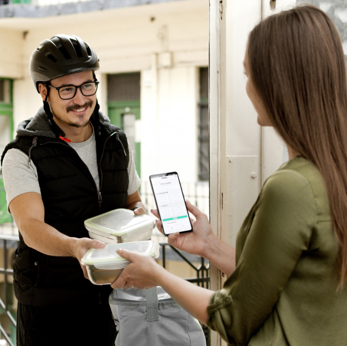 Hiába van olcsóbb és hulladékmentes megoldás, a nagy többség ragaszkodik a műanyag dobozokhoz