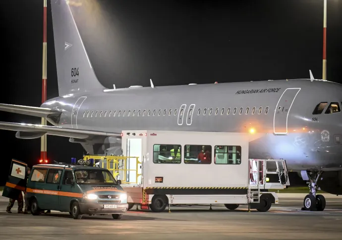 Egy utashoz érkezett mentő a Szudánból kimenekített magyar és külföldi állampolgárokat szállító Airbus A319-es honvédségi repülőgép mellett a Magyar Honvédség kecskeméti repülőbázisán 2023. április 27-én – Fotó: Ujvári Sándor/MTI