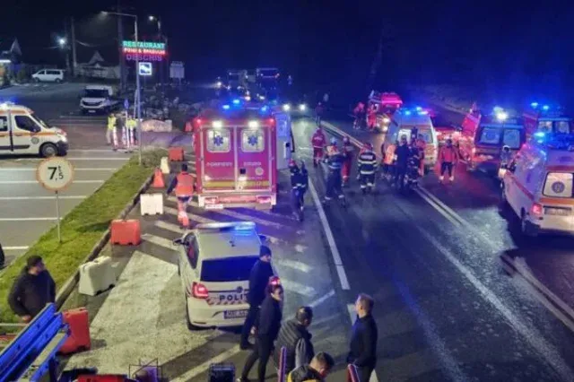 33 diák és egy felnőtt kórházba került, miután autóbuszok ütköztek Szeben megyében