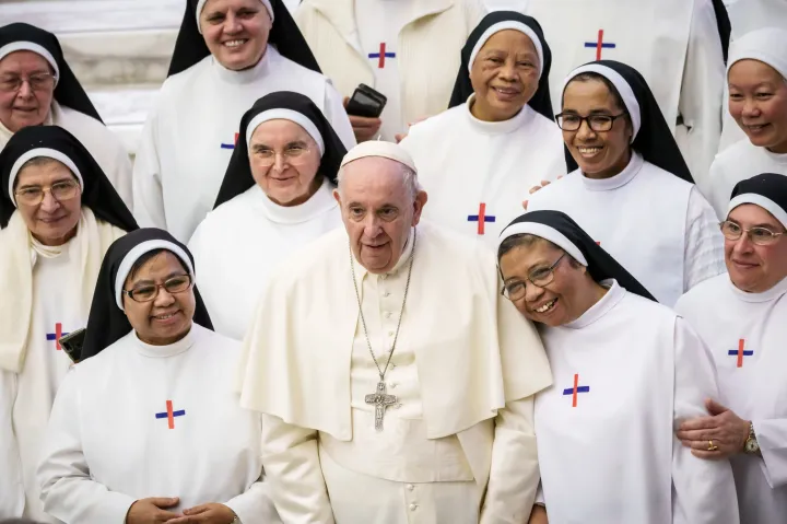 Ferenc pápa megint történelmet ír: szavazati jogot ad öt nővérnek