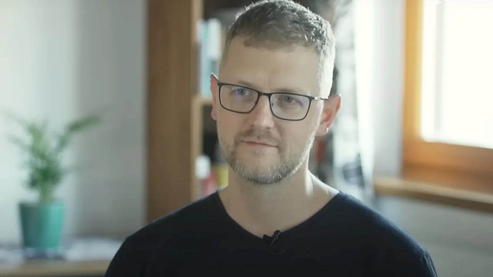 „A szívecske néha még amőba” – kávézóban is dolgozik a papi pályát elhagyó Hodász András