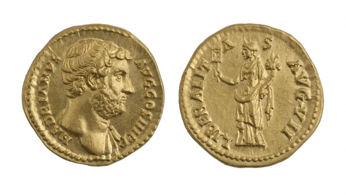 A győri múzeum római kori érmegyűjteményének egyik ékét látjuk, Hadrianus római császár aureusa, 136-ból – Fotó: Rómer Flóris Művészeti és Történeti Múzeum