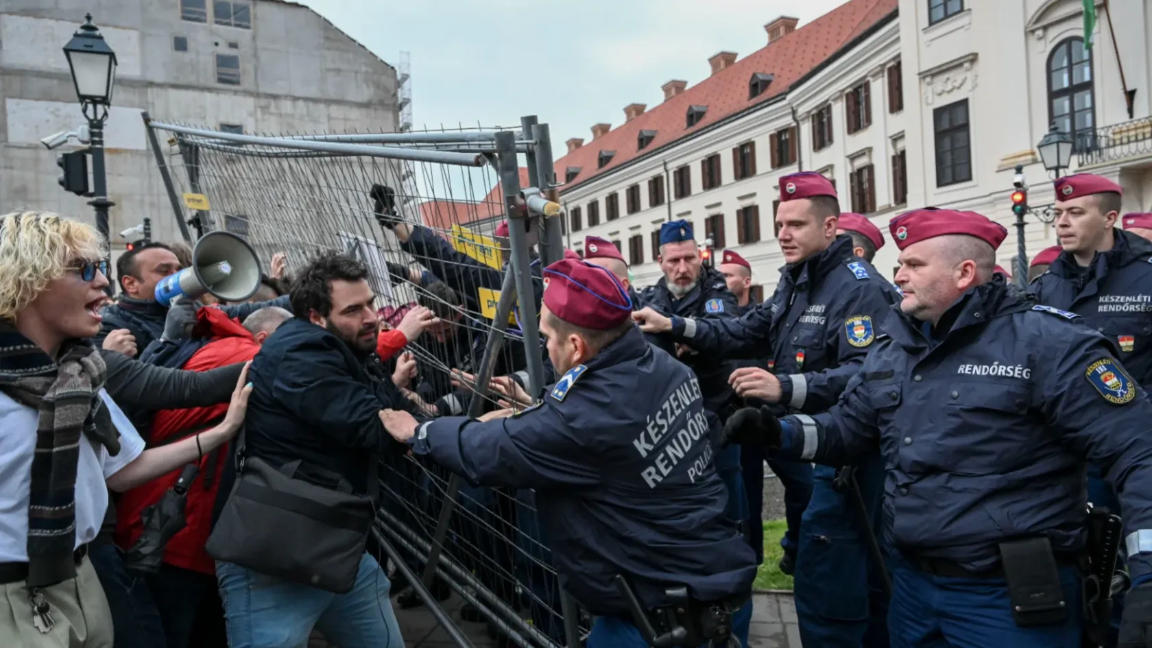 Több büntetőeljárást is indított a rendőrség a Karmelitánál tüntetők ellen