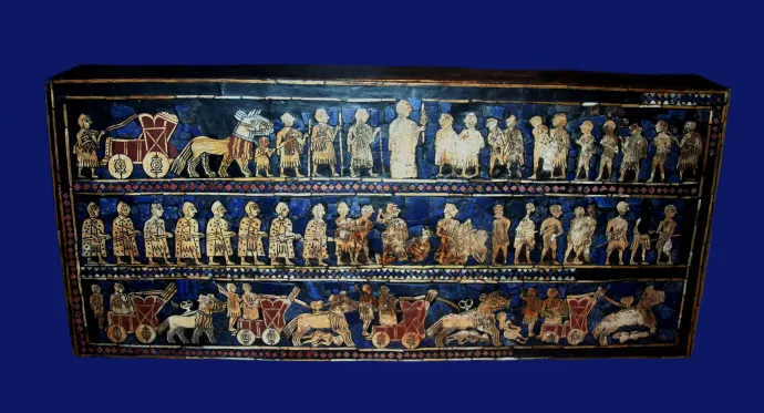 Ur i. e. 2500 körüli időből származó zászlaja, amely egy másfél méter hosszú, mozaikokkal díszített doboz, melynek felső jelenete egy kíséretével ünneplő sumér királyt ábrázol, míg középső és az alsó jelenet az alattvalói adófizetését mutatja – Fotó: Universalimagesgroup / Getty Images