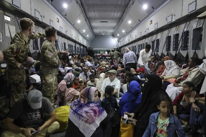 Szudáni menekültek egy brit katonai repülőgépen 2023. április 26-án, úton Ciprus felé – Fotó: Arron Hoare / AFP