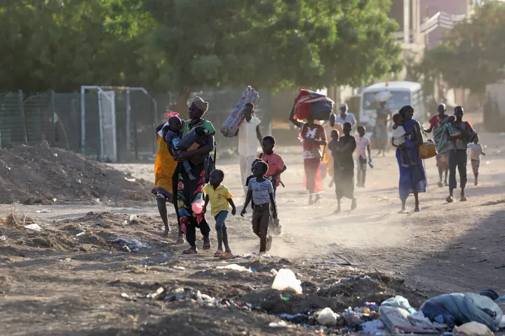 Családok menekülnek egy 24 órás tűzszüneti megállapodás összeomlása után Kartúmban 2023. április 19-én – Fotó: AFP