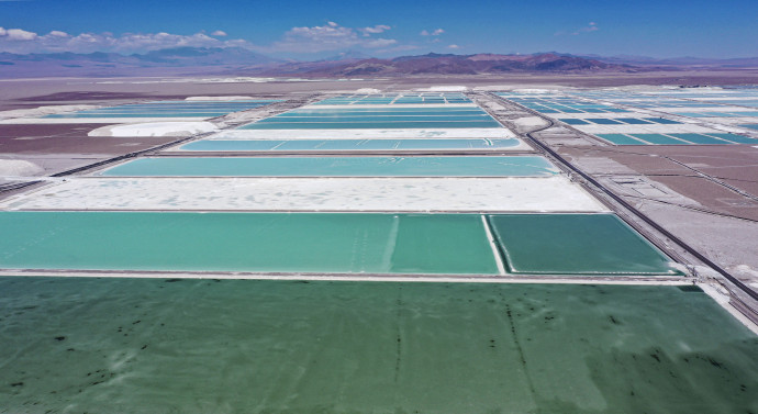 Az SQM lítiumtermelő telepe a chilei Atacama-sivatagban, 2022. szeptemberében. (Martin BERNETTI / AFP)