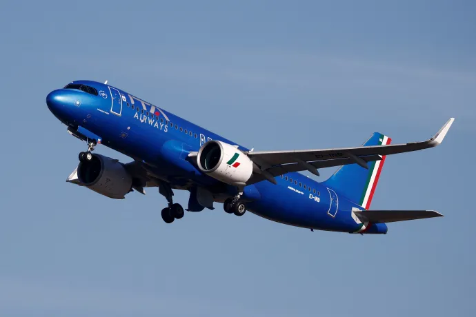 Az Italia Trasporto Aereo (ITA Airways) Airbus A320neo típusú repülőgépe Ferenc pápa magyarországi apostoli látogatása előtt a római Fiumicino repülőtéren 2023. április 28-án – Fotó: Guglielmo Mangiapane / Reuters