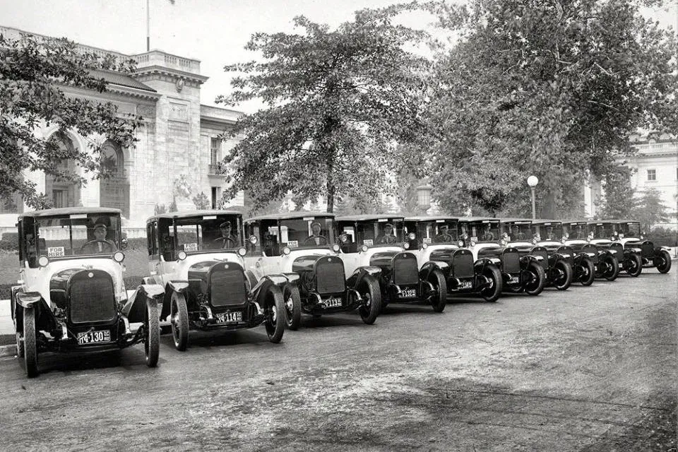 Száz éve egymással háborúzó taxisoktól voltak hangosak Chicago utcái