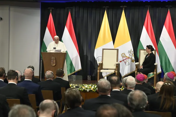 Ferenc pápa beszédet mond az állami hatóságok, a társadalmi élet és a diplomáciai testület képviselőivel szervezett találkozón a Karmelita kolostorban 2023. április 28-án – Fotó: Koszticsák Szilárd / MTI