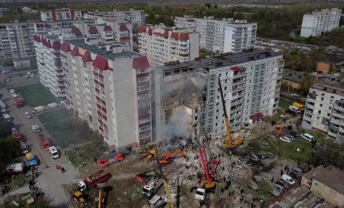 Egy orosz rakéta által súlyosan megrongált lakóépület az ukrajnai Uman városában április 28-án – Fotó: Jan Dobronoszov / Reuters 