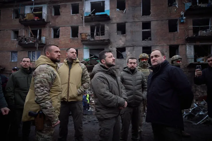 Zelenszkij elnök Viszgorodban 2022 novemberében, miután összehangolt támadás érte Kijevet és a környékbeli városok infrastruktúráját – Fotó: Ukrán Elnöki Sajtószolgálat / AFP
