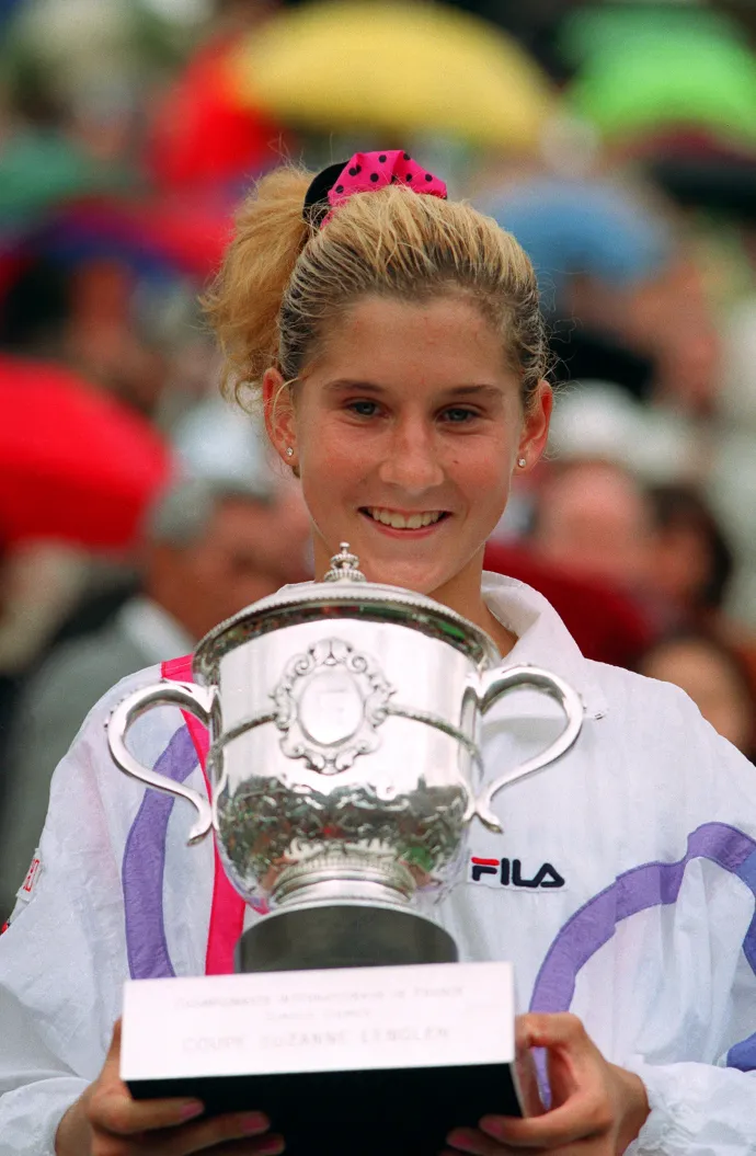 Szeles Mónika a győztesnek járó trófeával 1990-ben, miután legyőzte Steffi Grafot a francia nyílt teniszbajnokság női döntőjében a Roland Garros stadionban – Fotó: Jean-Loup Gautreau / AFP